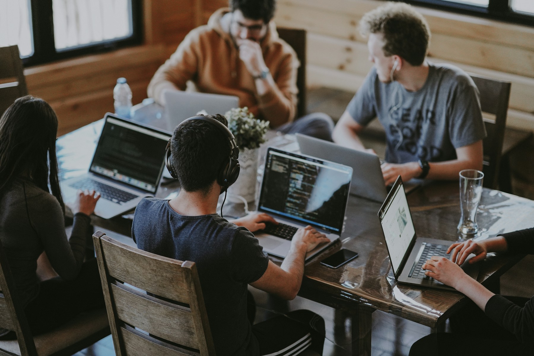 Equipe de engenharia colaborando na construção de produtos digitais