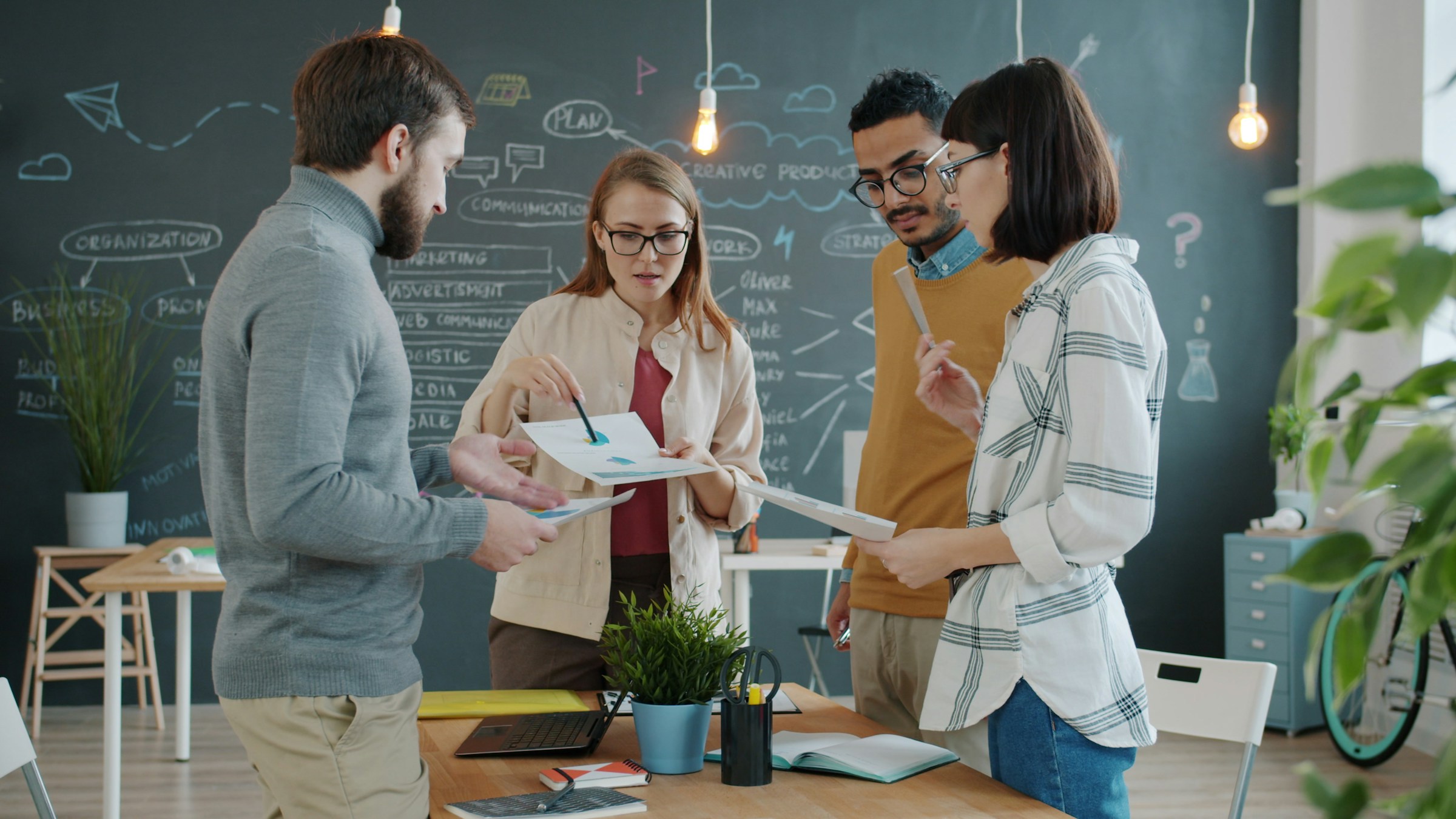 Equipe multidisciplinar colaborando em uma sessão de produto