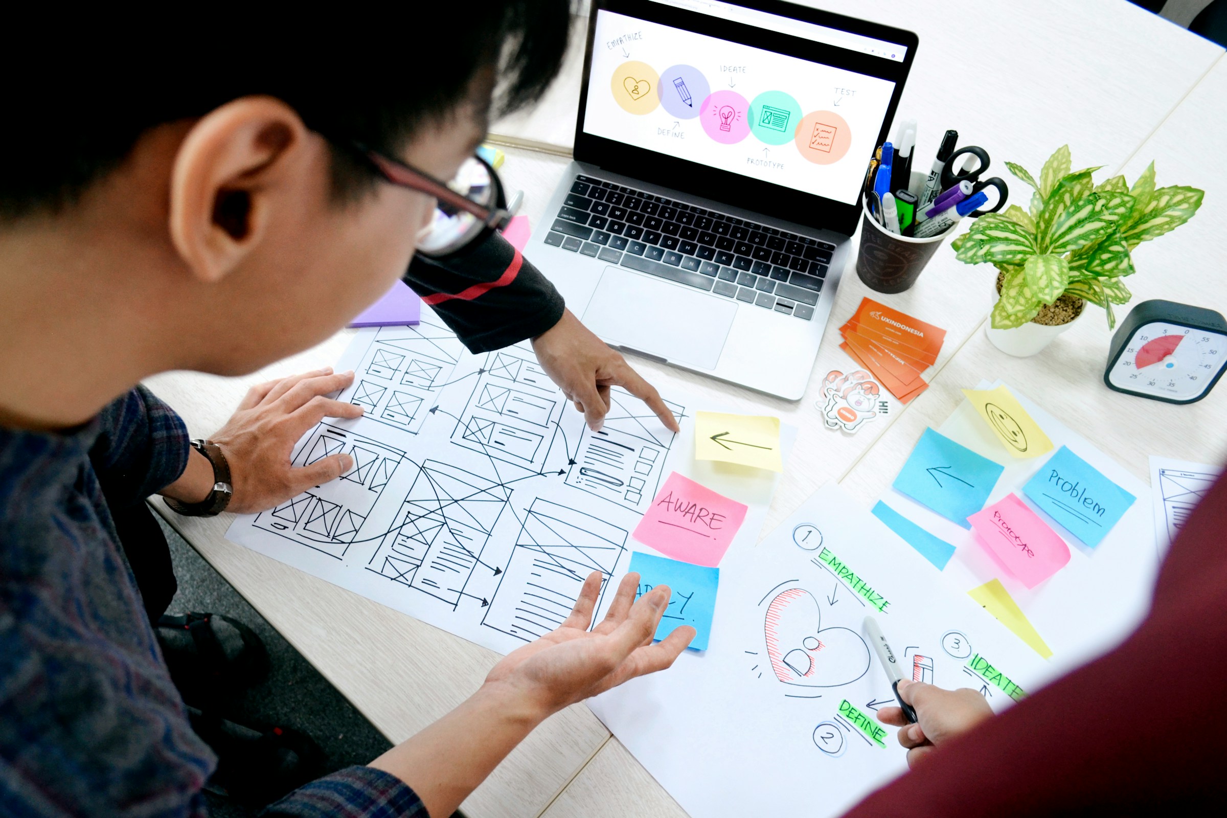 Profissional desenhando fluxos e wireframes de uma aplicação